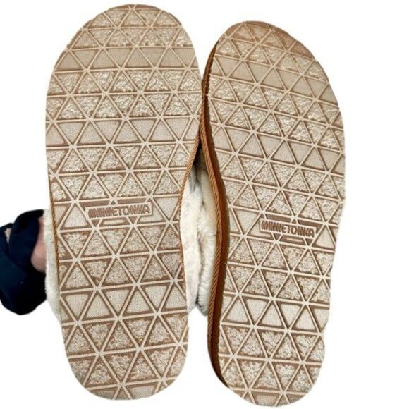 Minnetonka Shar Faux Fur Scuff Tan Brown Plaid Cozy Slip-On Slippers. 9. - Picture 5 of 7